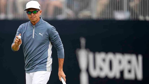 Rickie Fowler acknowledges the crowd in the first round of the 2023 U.S. Open.